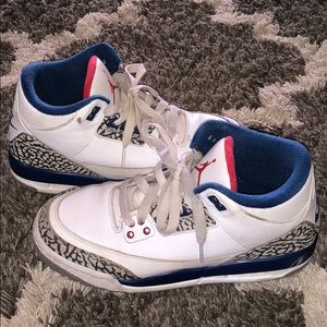 Boys Air Jordan 3 Retro Sneakers Size 5.